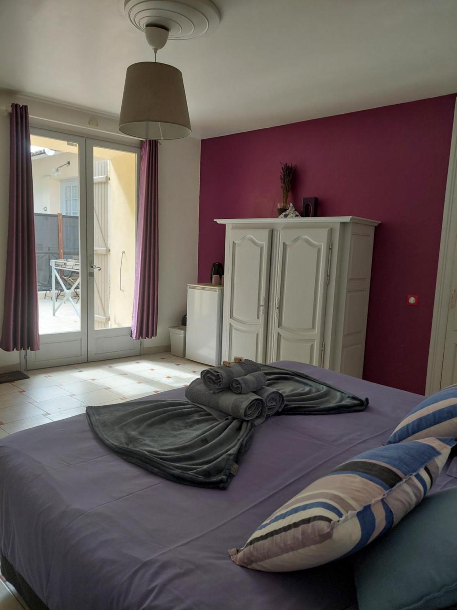 Mas Des Cigognes Bed & Breakfast Le Thor Luaran gambar